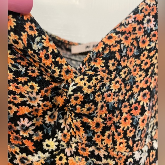 Floral pantsuit/romper, gently used, size s - Picture 2 of 8